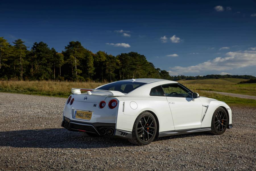  Nissan GT-R 2016 года  (UK) (фото 10 из 25)
